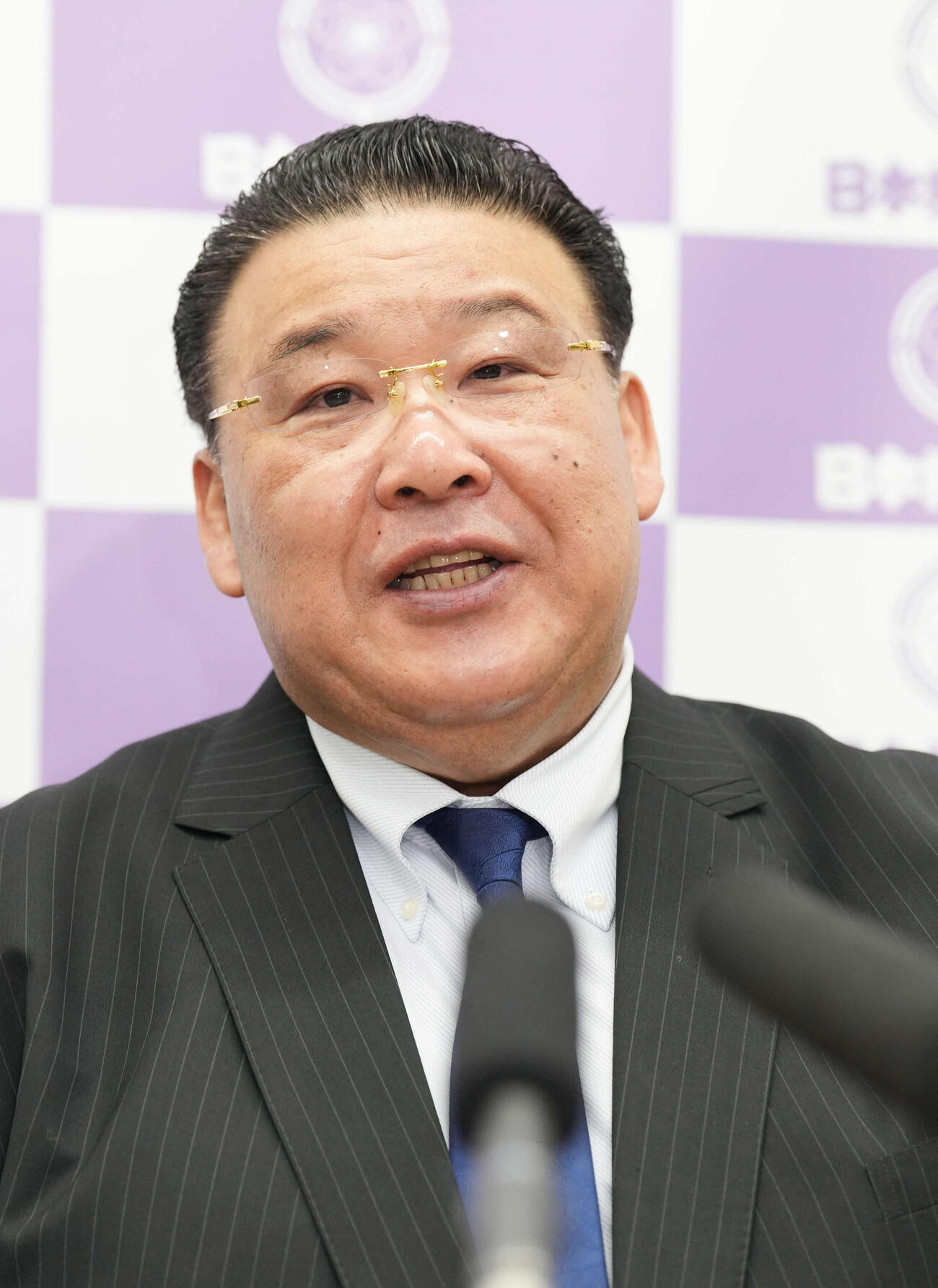 妙義龍の引退会見に臨む師匠の境川親方（撮影・小沢裕）