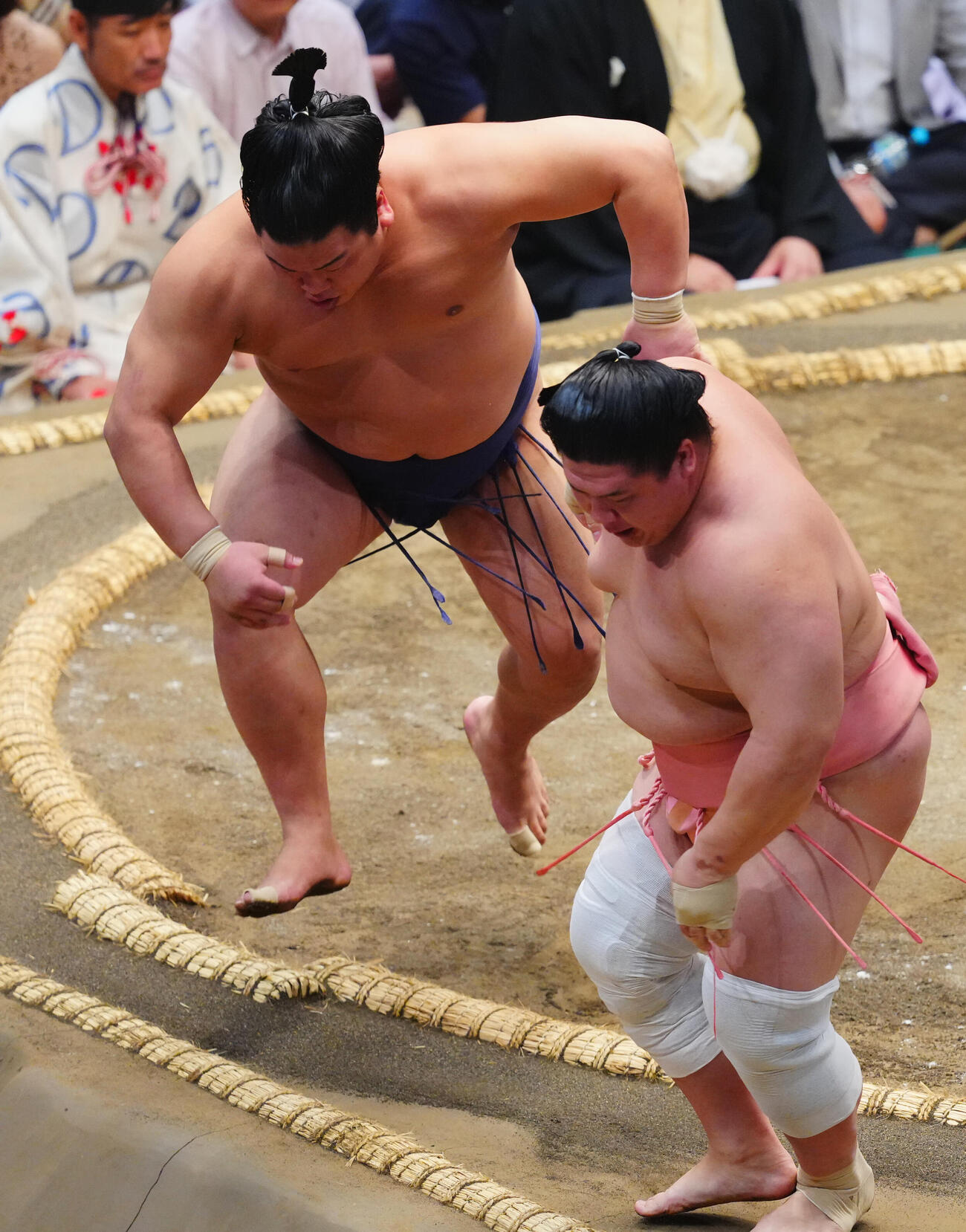 平戸海（左）は宇良を押し出しで破る（撮影・垰建太）