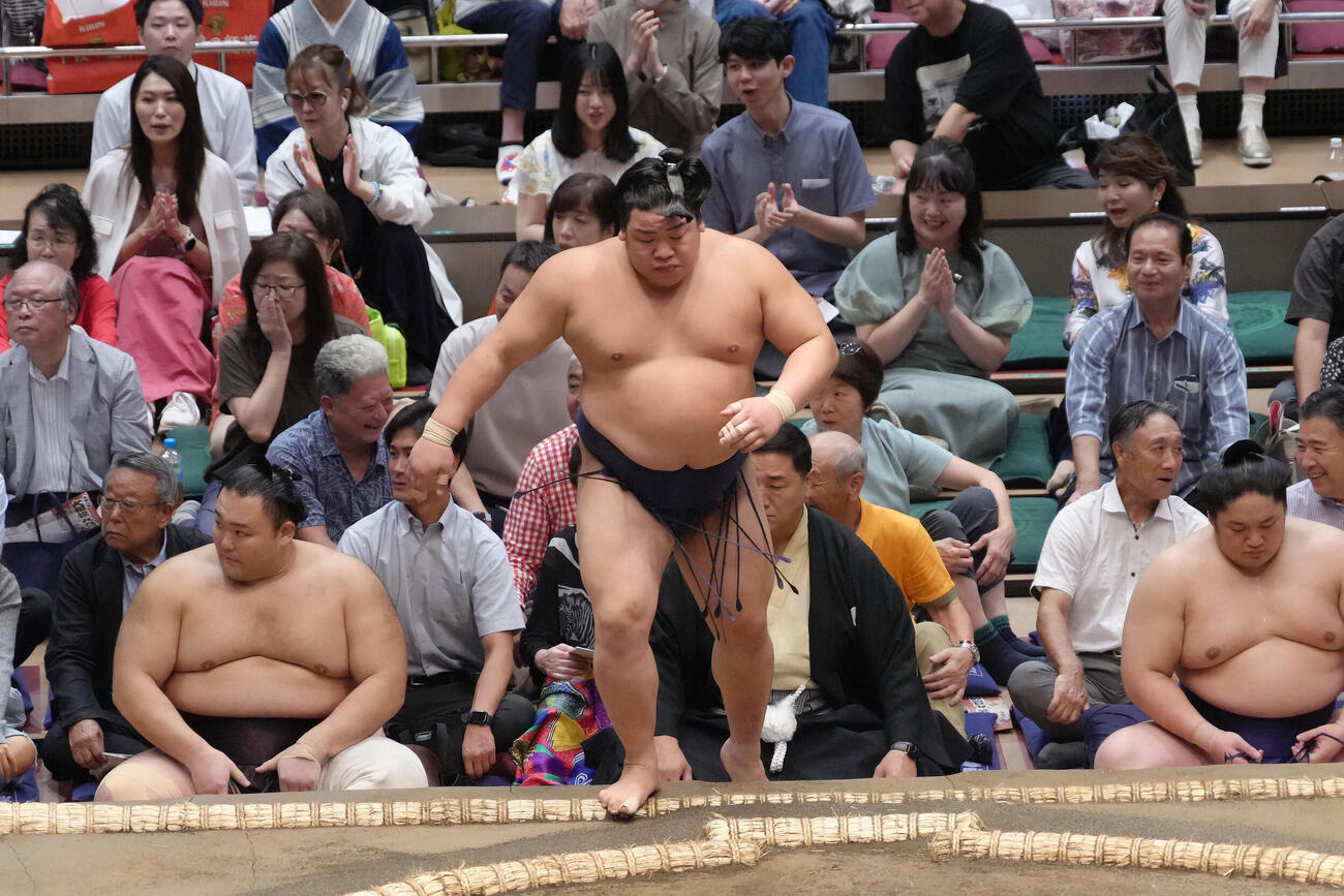 平戸海は押し出しで宇良を破る（撮影・足立雅史）