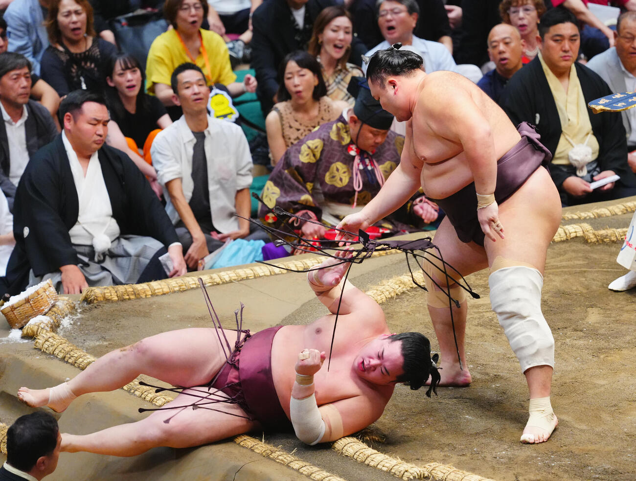 錦富士（左）を下手投げで破る朝乃山（撮影・垰建太）