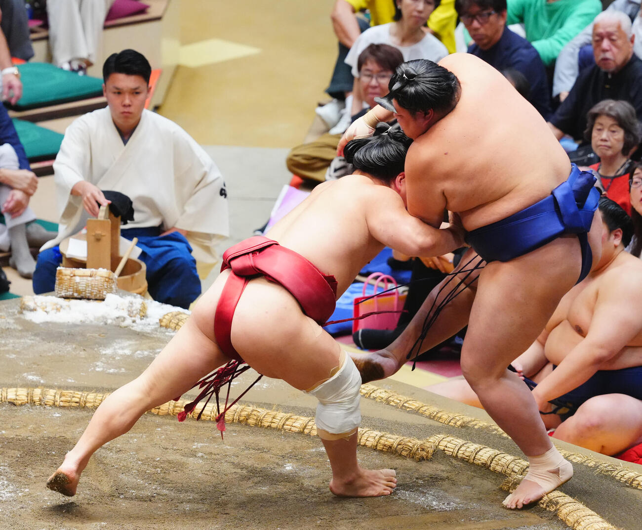 阿炎（右）を押し出しで破る朝紅龍（撮影・垰建太）