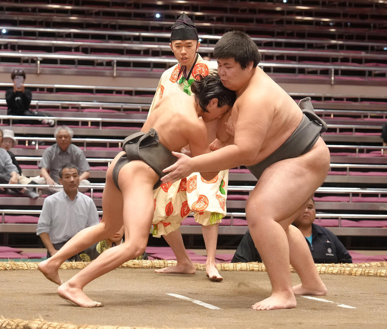 前相撲に臨む新道（左）と松の里（撮影・足立雅史）