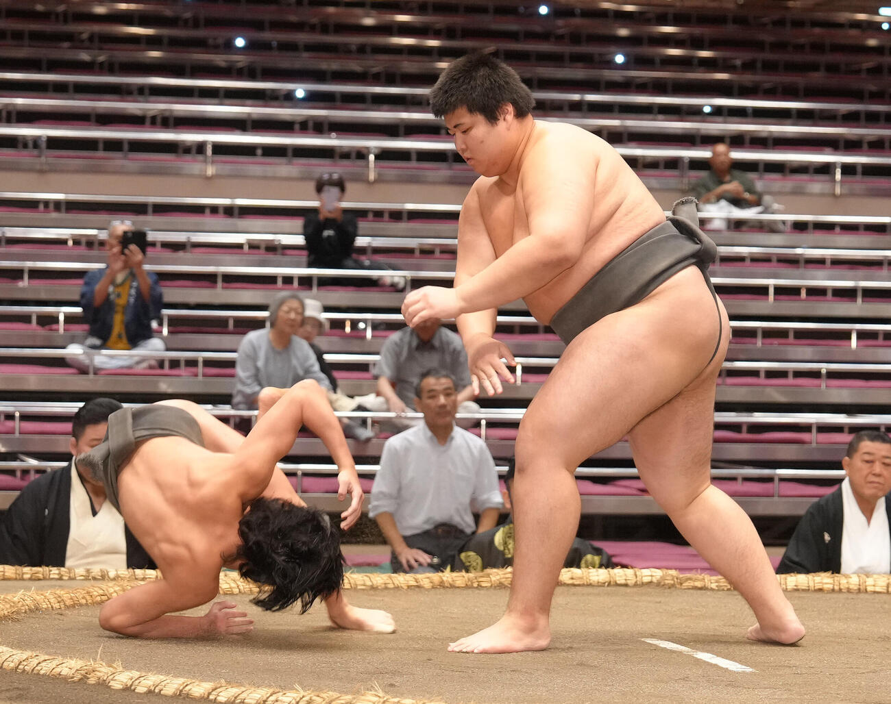 前相撲で新道（左）を破る松の里（撮影・足立雅史）