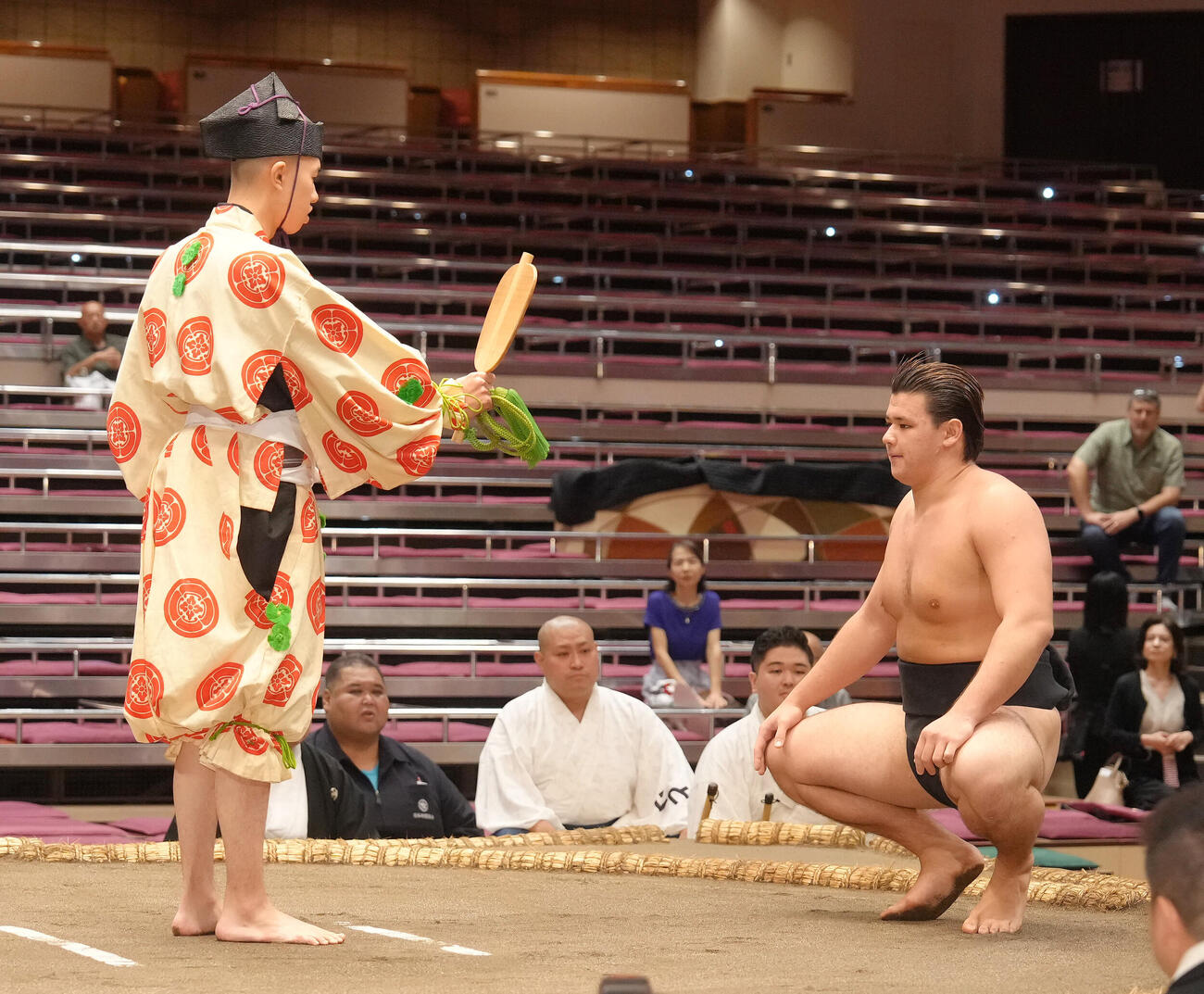 前相撲で砂武蔵は勝ち名乗りを受ける（撮影・足立雅史）