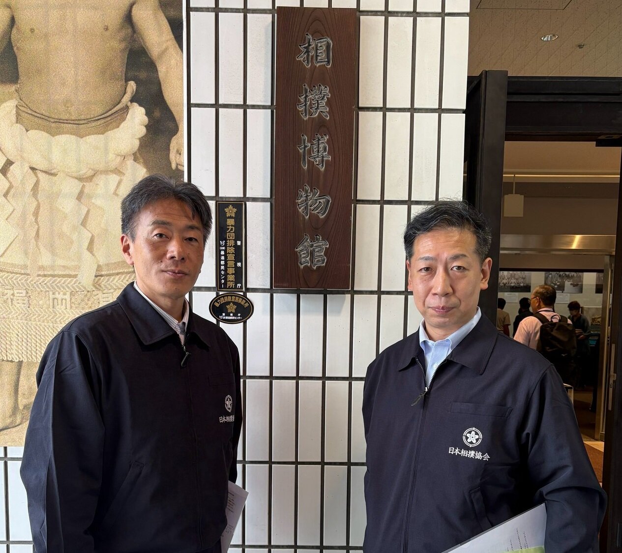 相撲博物館でトークショーを行った幕内格行司の木村要之助（左）と木村光之助