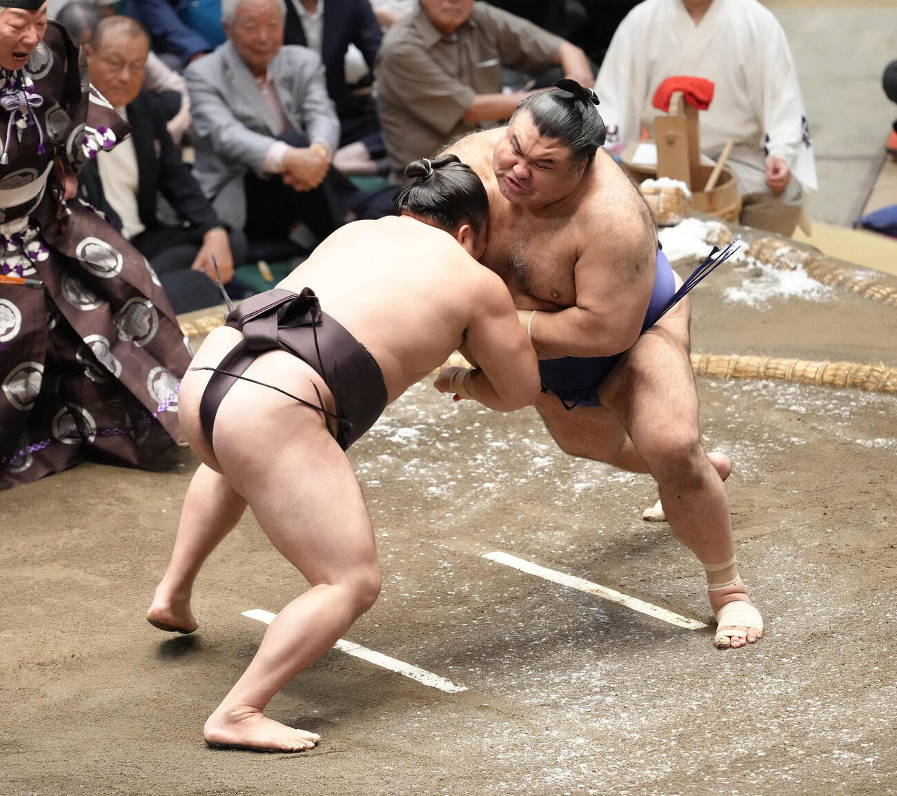 霧島（左）を攻める高安（撮影・足立雅史）