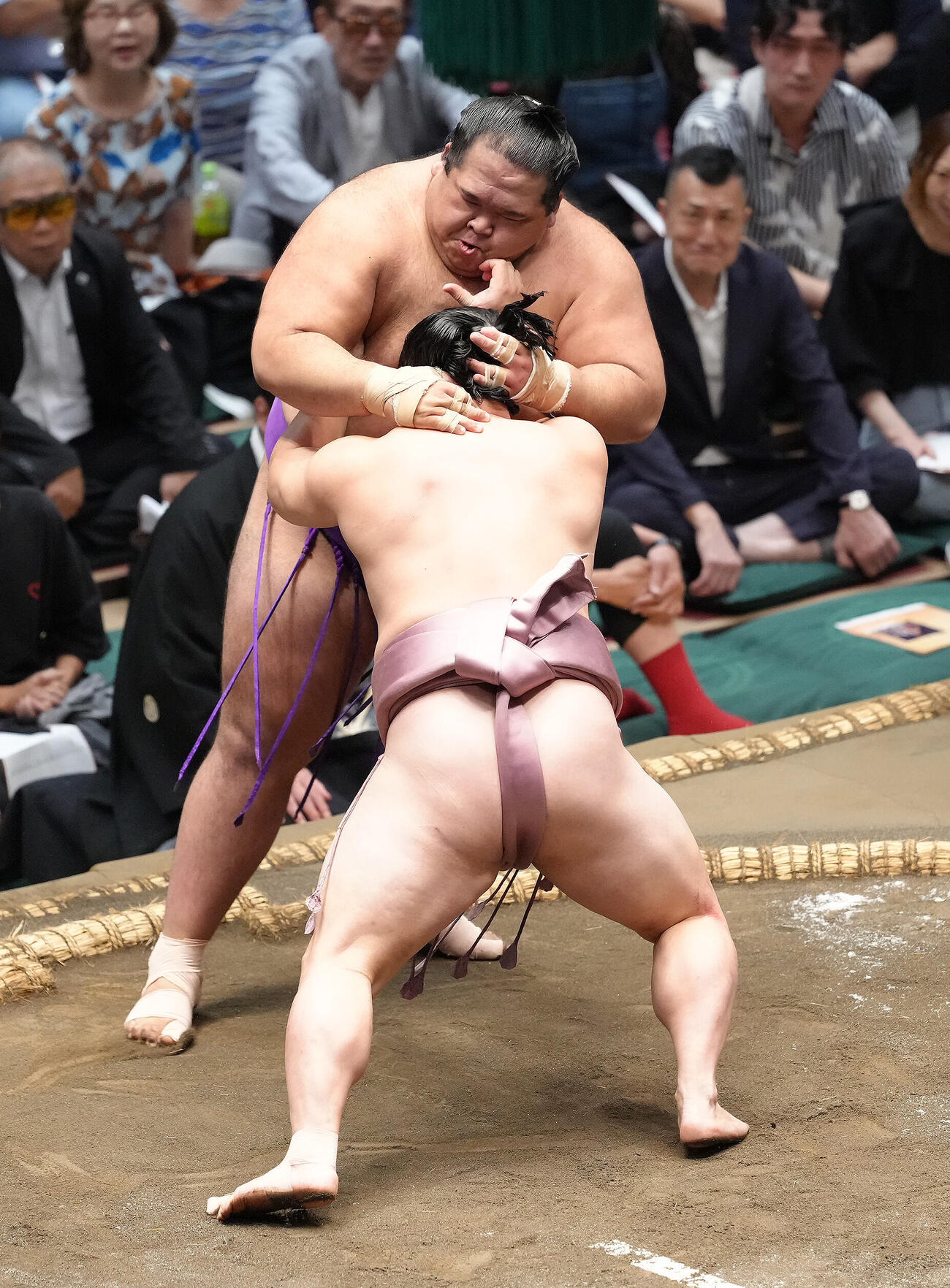 炎鵬（左）は生田目を押し出しで下す（撮影・足立雅史）
