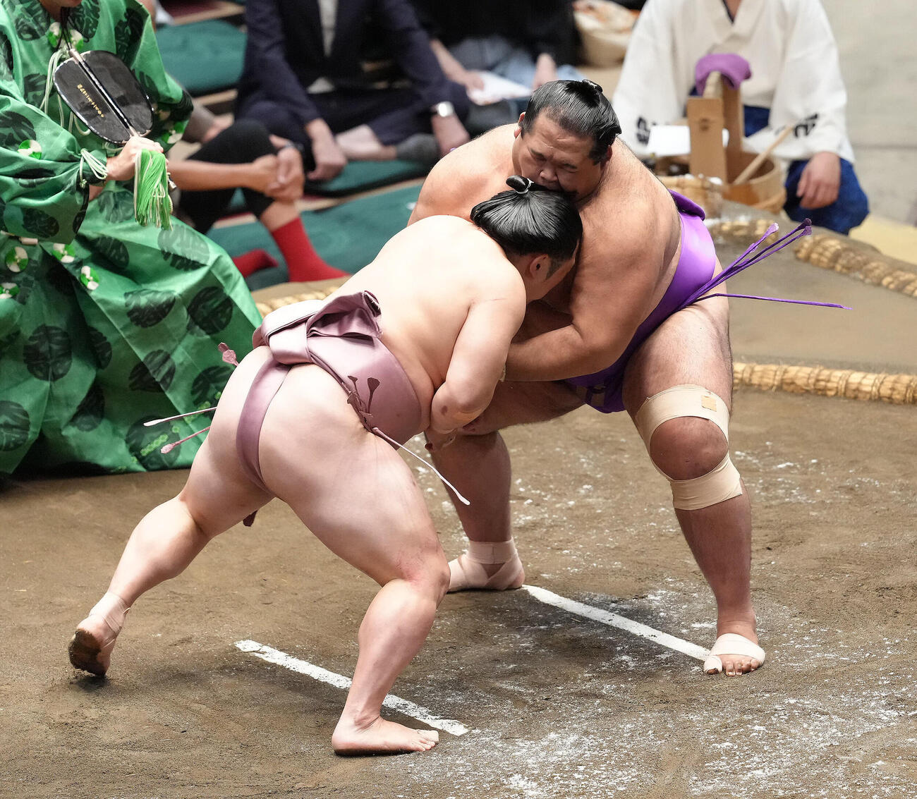 立ち合いが合わず炎鵬（左）の頭が生田目にぶつかる（撮影・足立雅史）