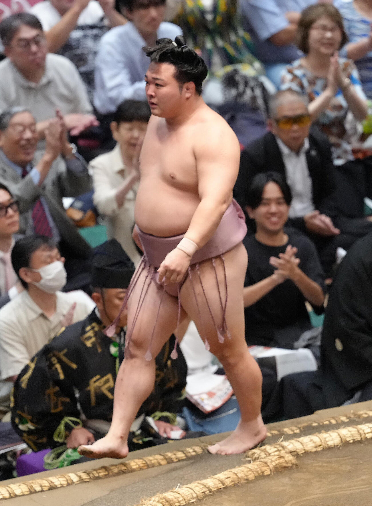 炎鵬は生田目を押し出しで下す（撮影・足立雅史）