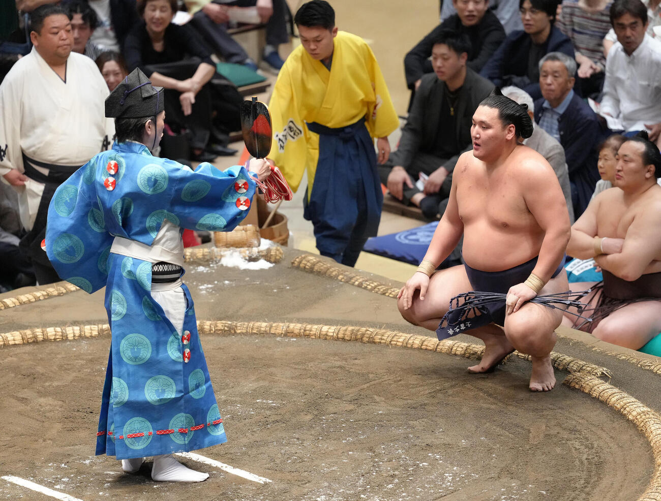 勝ち名乗り受ける寿之富士（撮影・足立雅史）