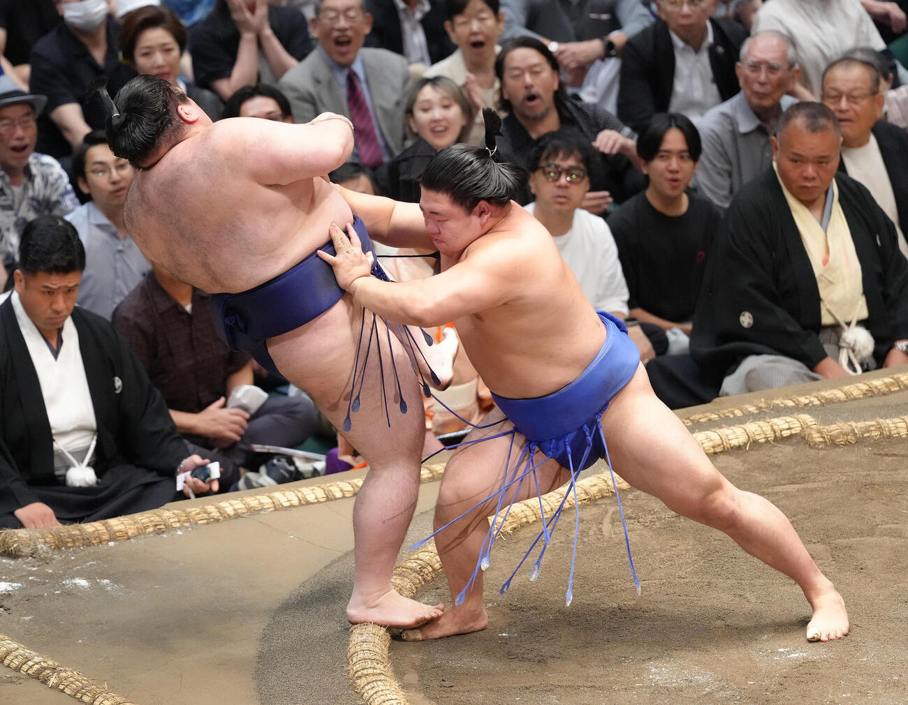 豪ノ山（左）を押し出しで破る藤ノ川（撮影・足立雅史）