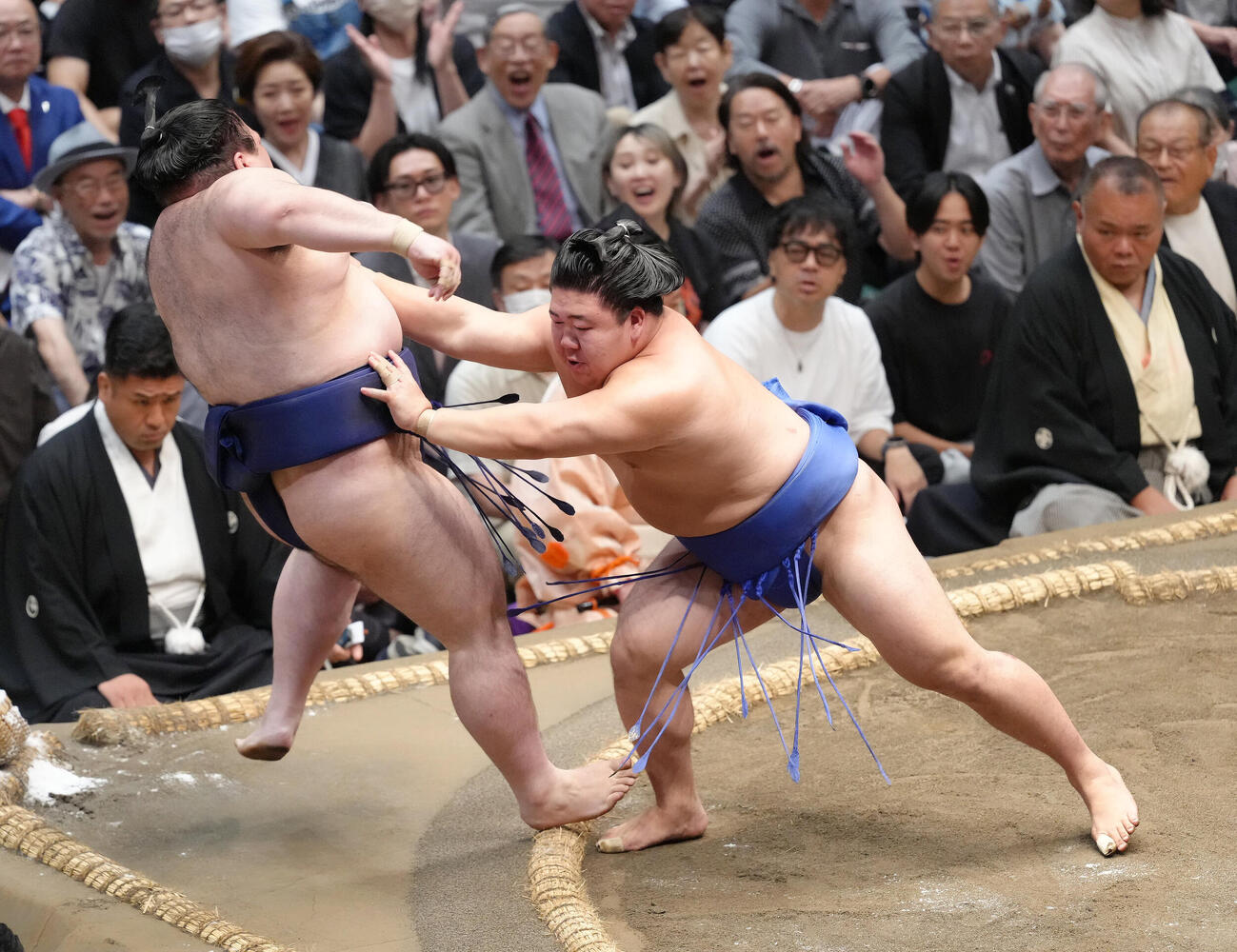 豪ノ山（左）を押し出しで破る藤ノ川（撮影・足立雅史）