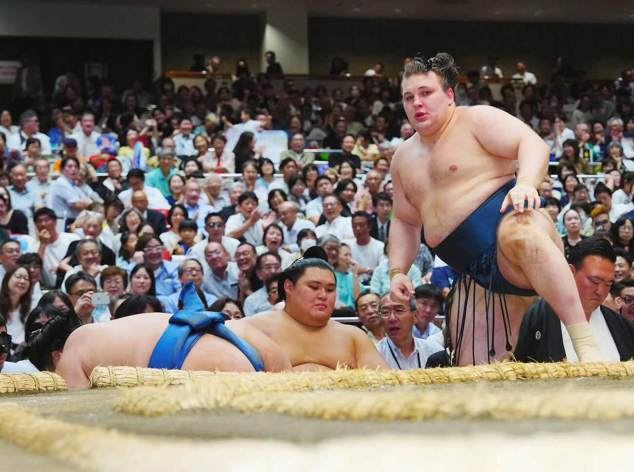 琴勝峰（左）を渡し込みで下す安青錦。中央は大の里