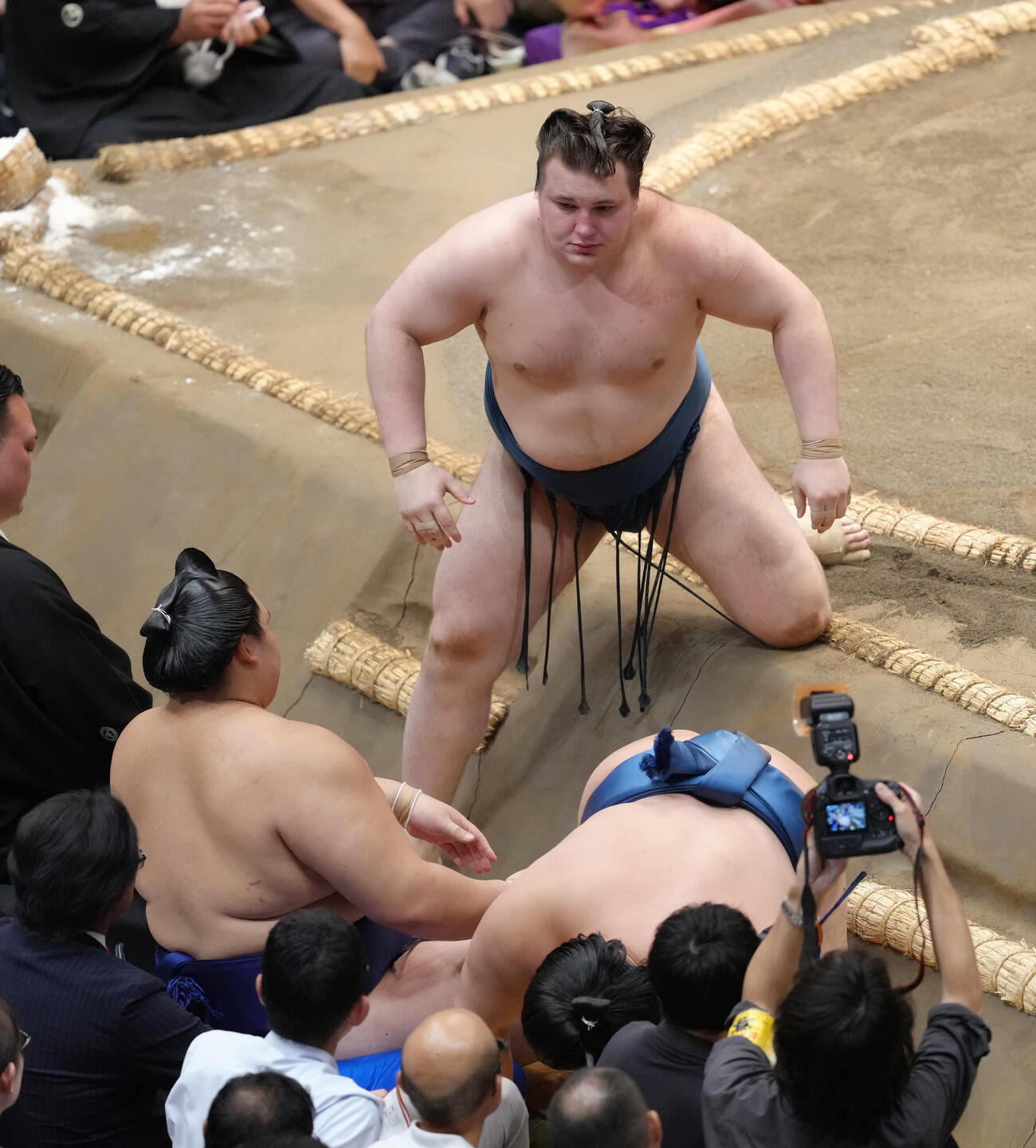 安青錦（上）は渡し込みで琴勝峰を破る（撮影・足立雅史）