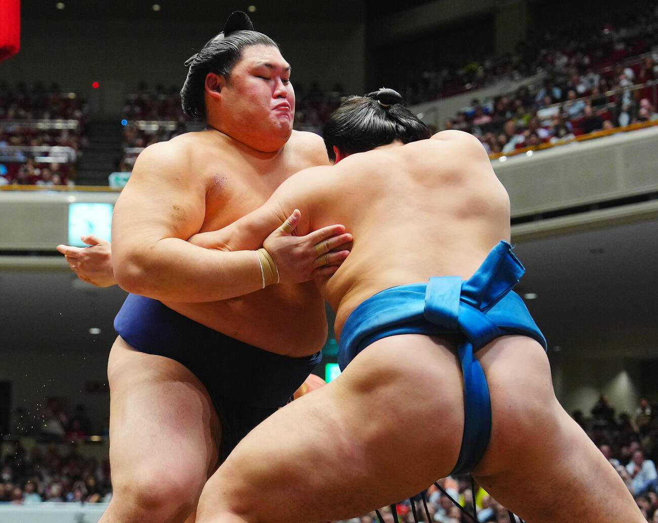 琴栄峰（右）を攻める大の里