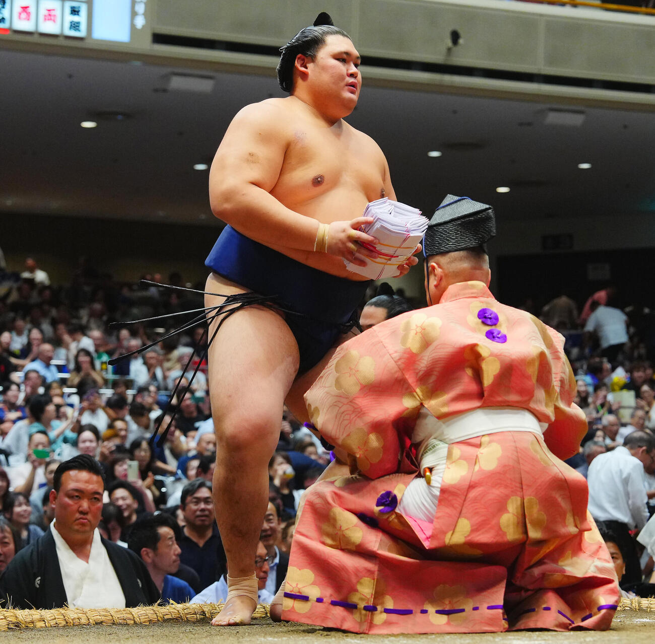 琴栄峰を下し引き揚げる大の里（撮影・垰健太）