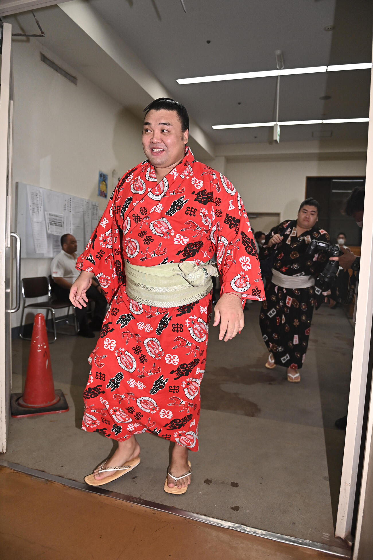 笑顔で支度部屋を後にする霧島