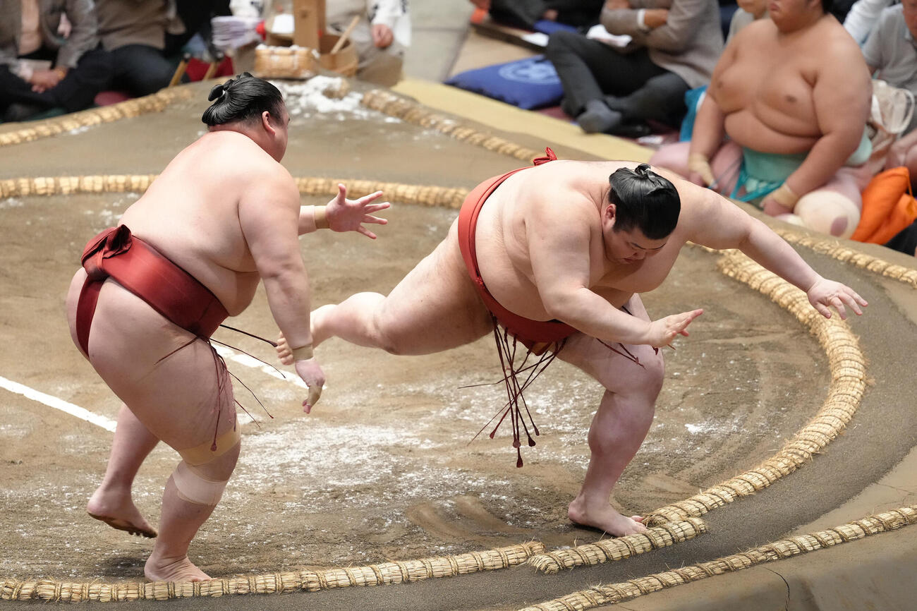 熱海富士（右）を突き落としで破る隆の勝（撮影・足立雅史）