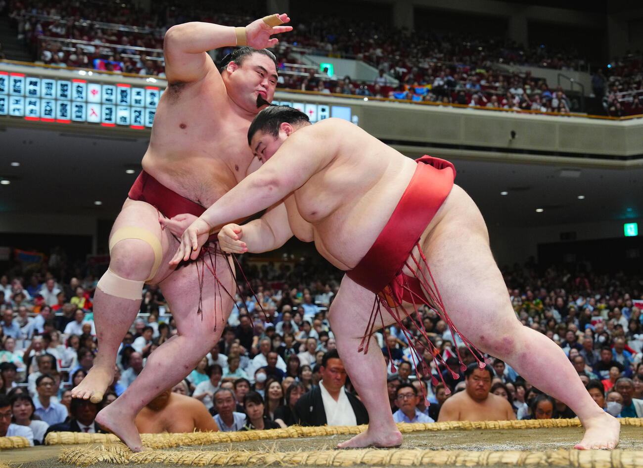 熱海富士（右）を突き落としで破る隆の勝（撮影・垰建太）