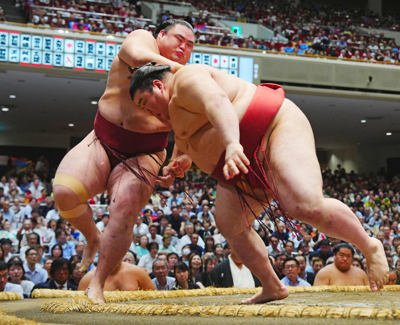 熱海富士（右）を突き落としで破る隆の勝（撮影・垰健太）