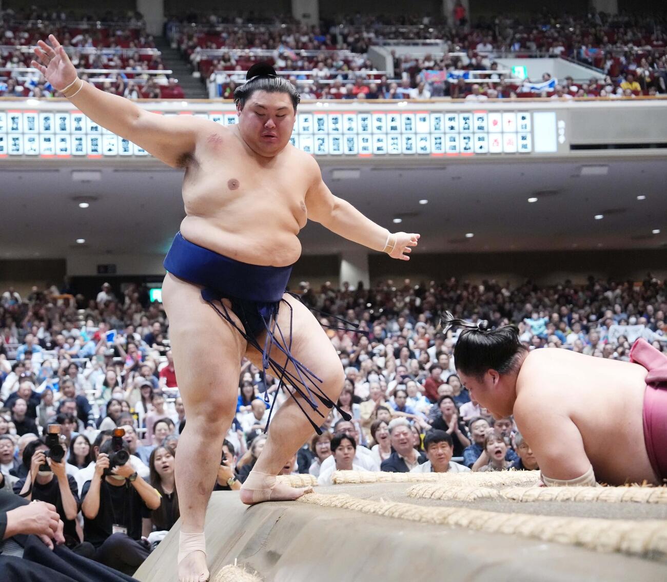 大の里（左）（2026年9月撮影）