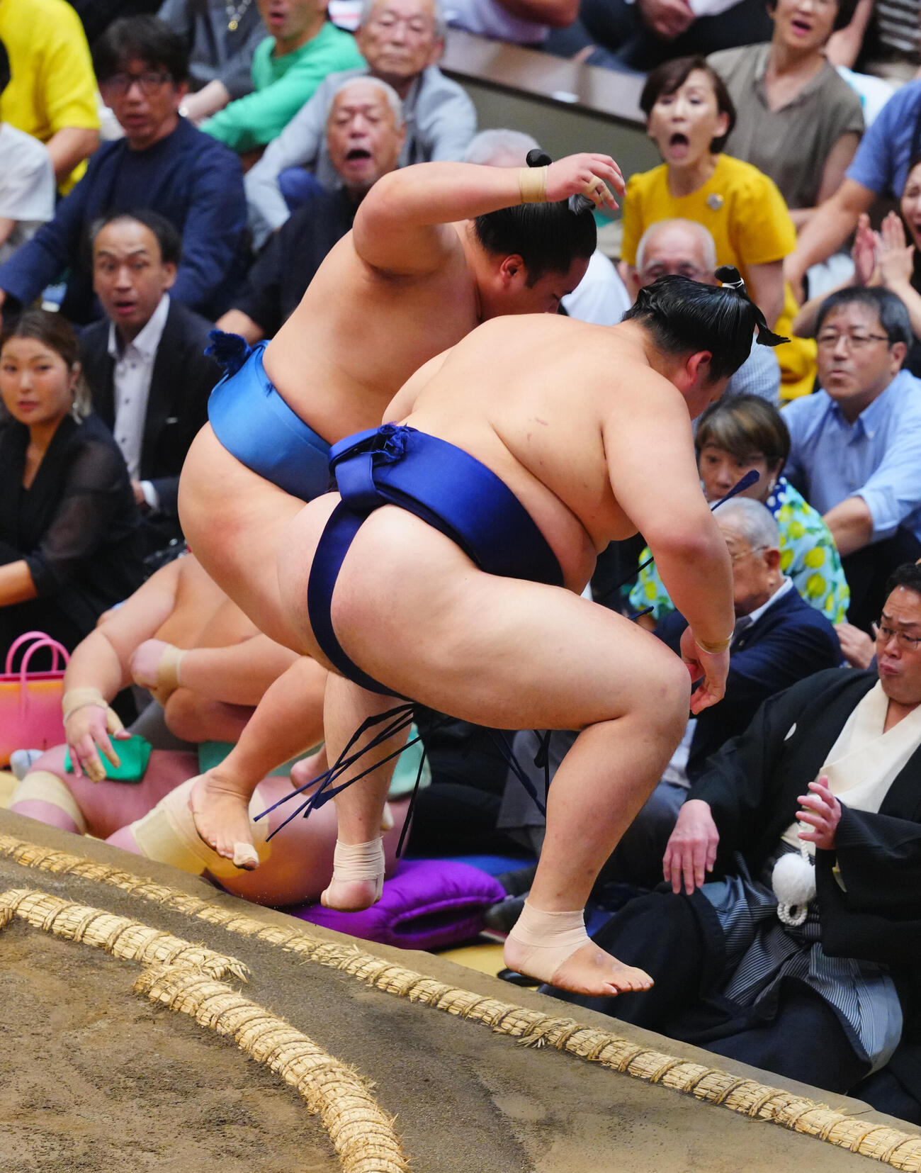 琴勝峰（左）を押し出しで下す大の里（2026年9月撮影）