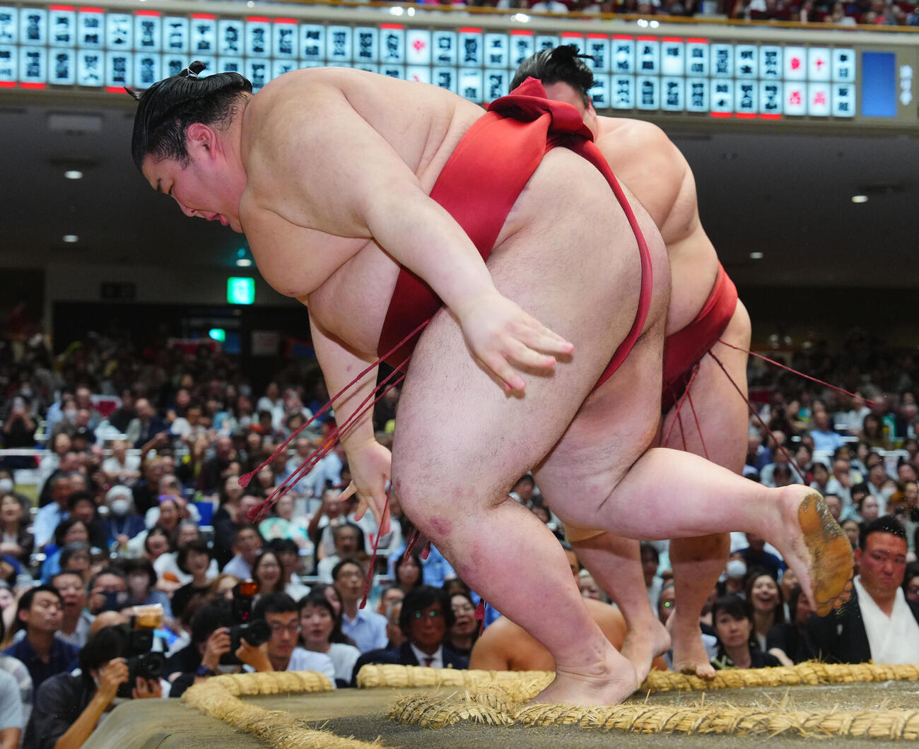 隆の勝に突き落としで破れる熱海富士（撮影・垰建太）