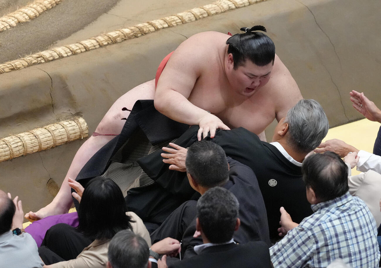 隆の勝に突き落としで敗れた熱海富士（撮影・足立雅史）