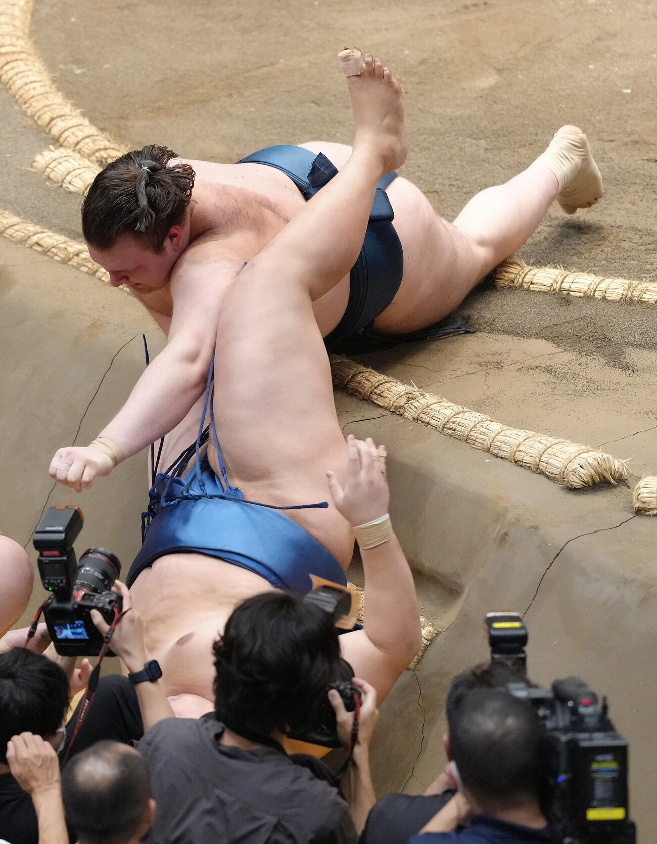 安青錦（上）は渡し込みで琴勝峰を破る（撮影・足立雅史）