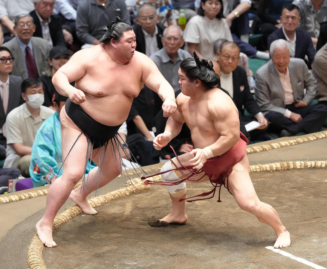 朝紅龍（右）は押し出しで正代を破る（撮影・足立雅史）