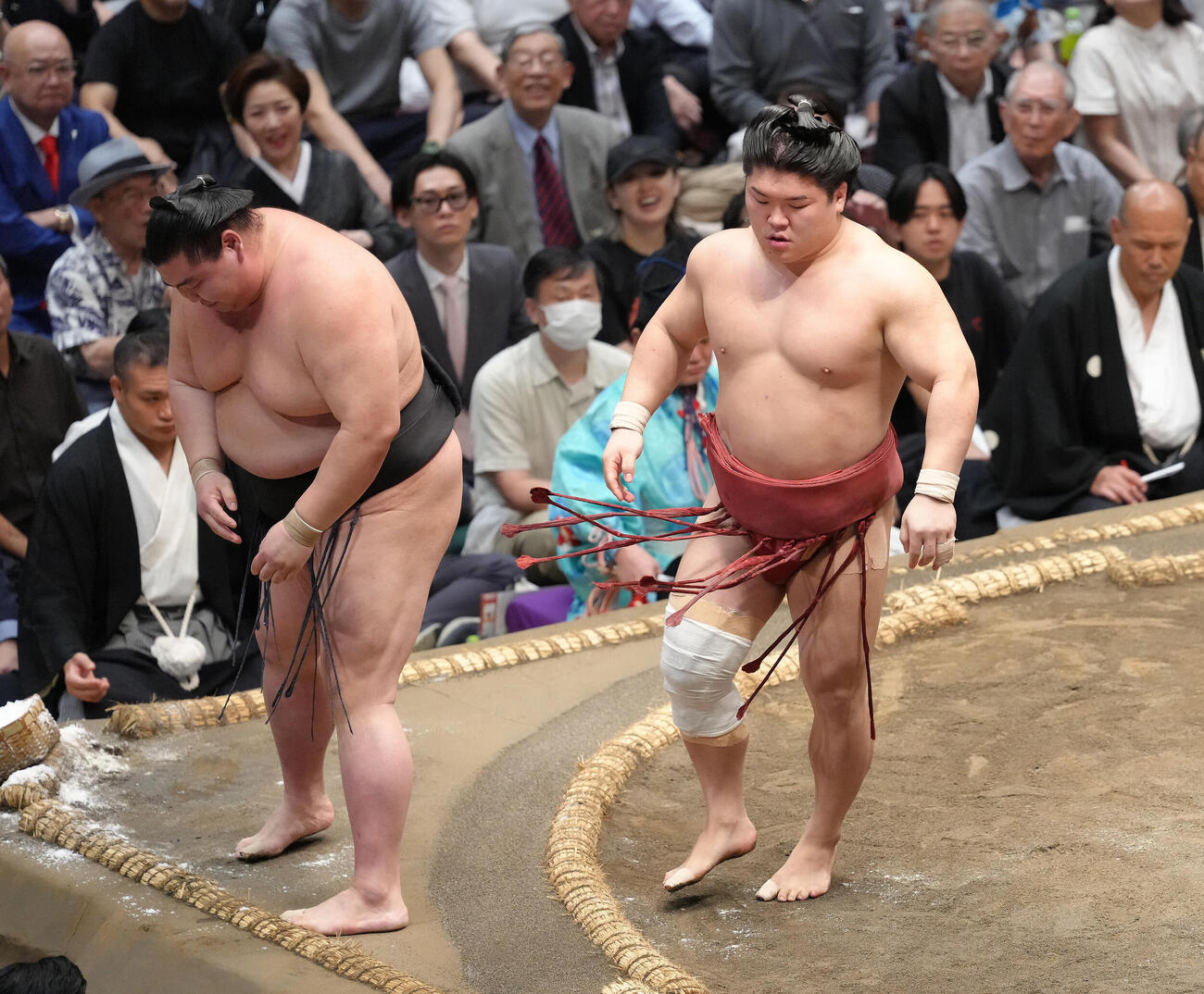 朝紅龍（右）は押し出しで正代を破る（撮影・足立雅史）