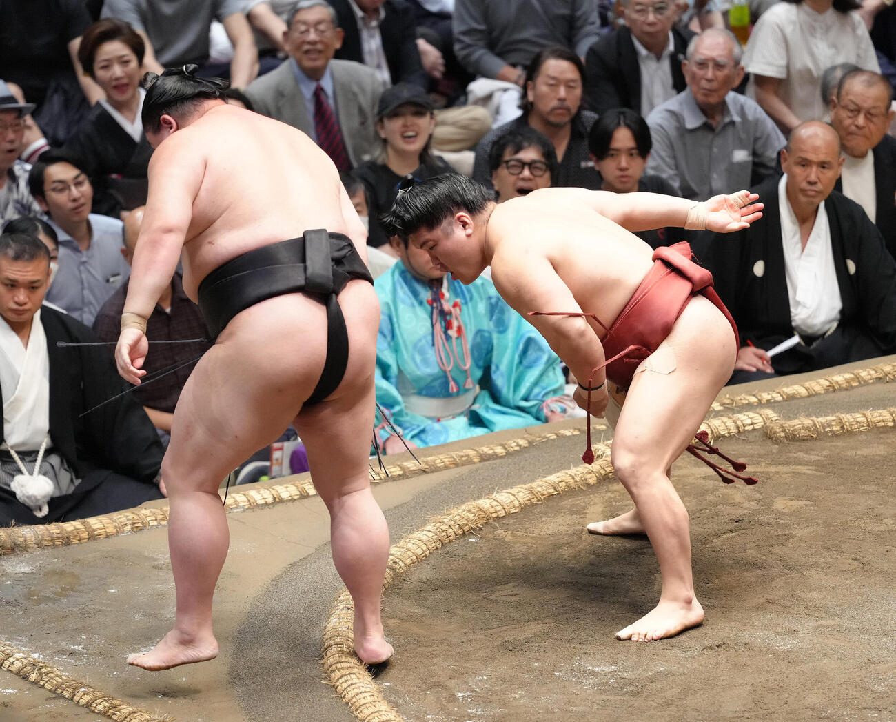 朝紅龍（右）は押し出しで正代を破る（撮影・足立雅史）