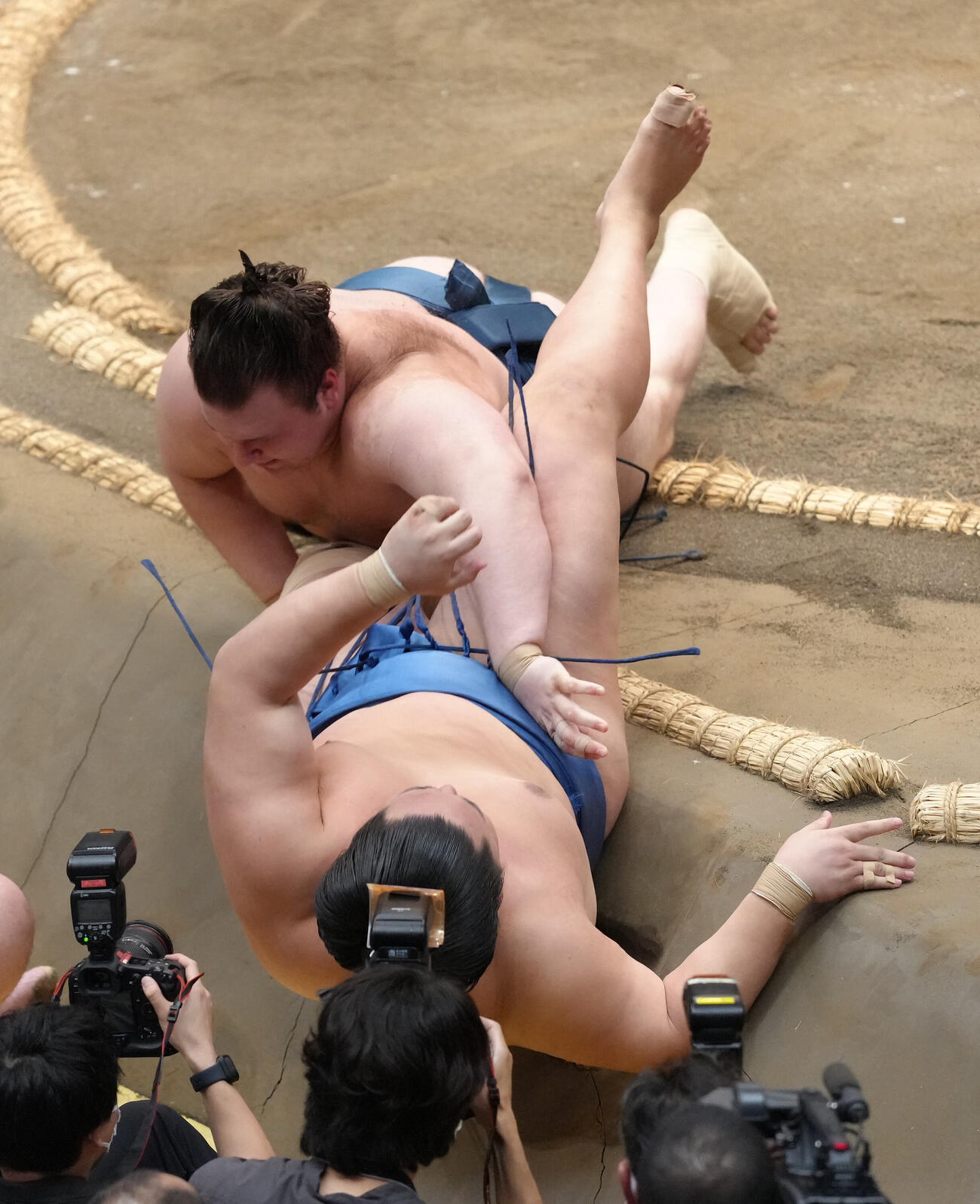 安青錦（上）は渡し込みで琴勝峰を破る（撮影・足立雅史）