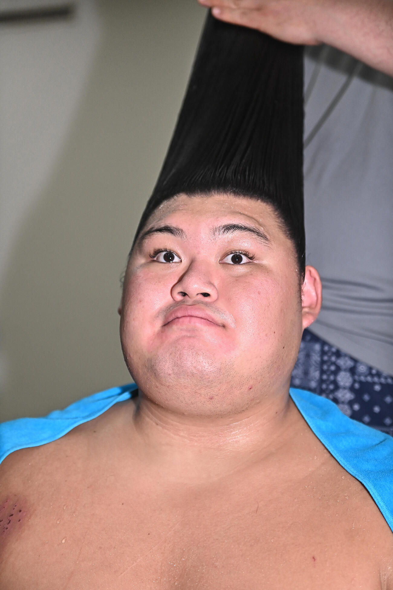 支度部屋で髪を結う大の里