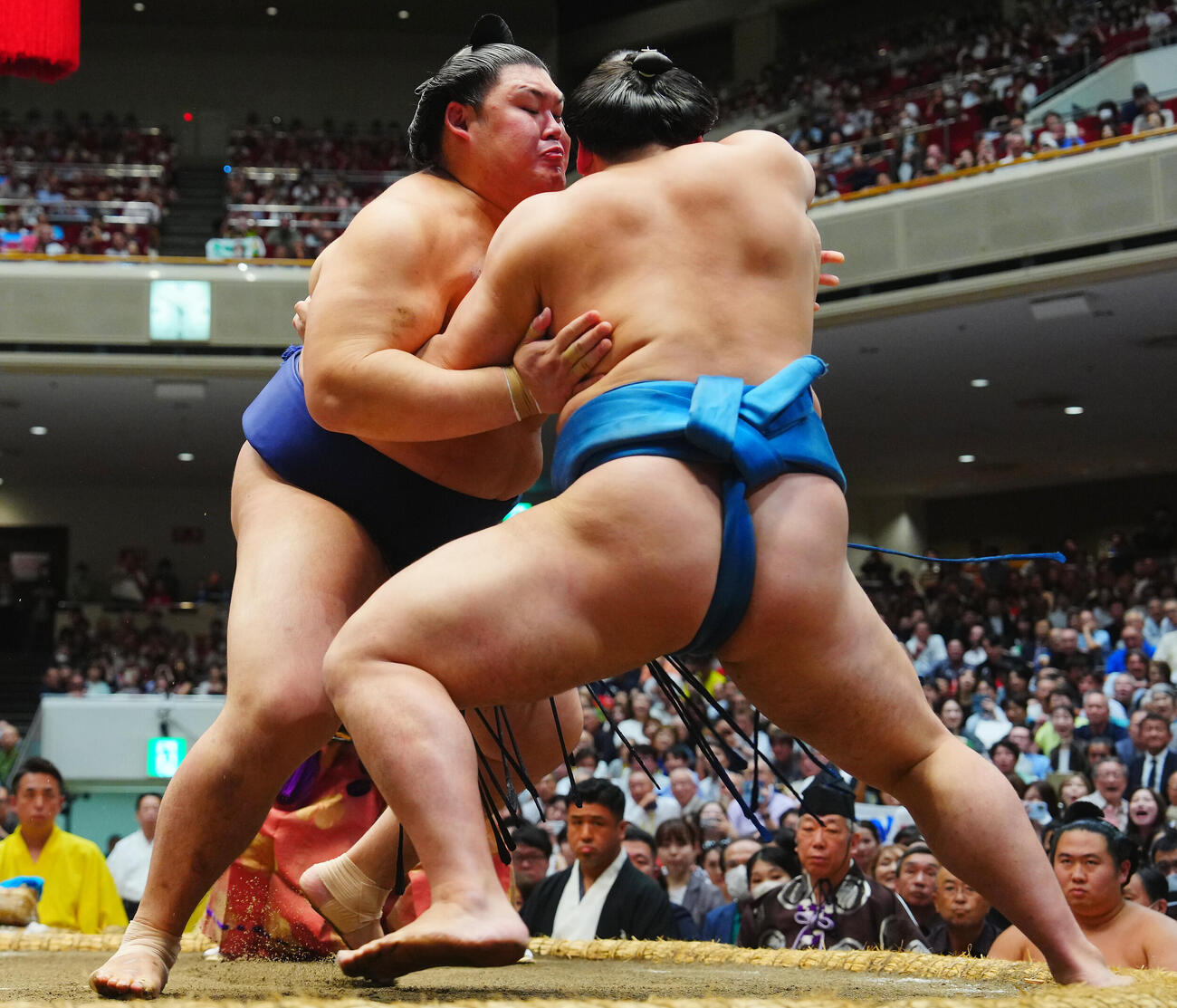 琴栄峰（右）を攻める大の里（撮影・垰健太）