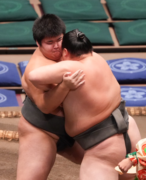 寅武蔵（右）を土俵際に攻め込む松の里（撮影・小沢裕）