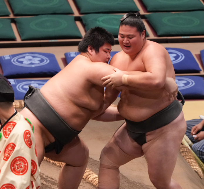松の里（左）は寅武蔵を寄り切りで破る（撮影・小沢裕）
