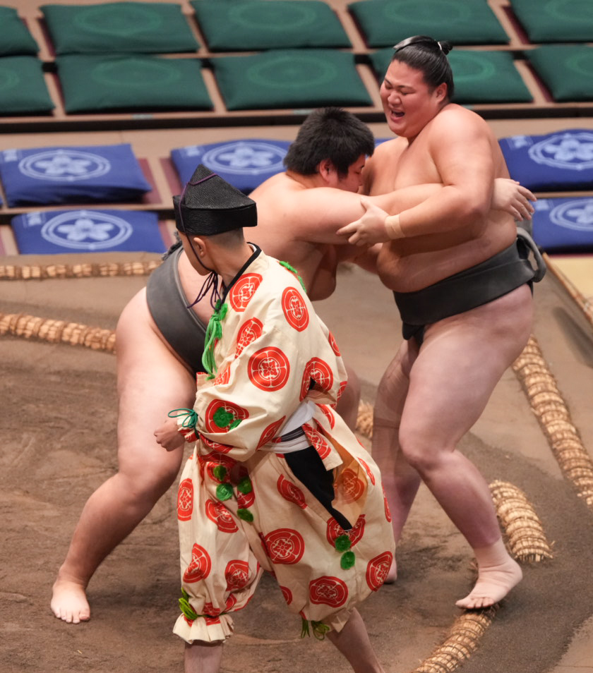 松の里（左）は寅武蔵を寄り切りで破る（撮影・小沢裕）