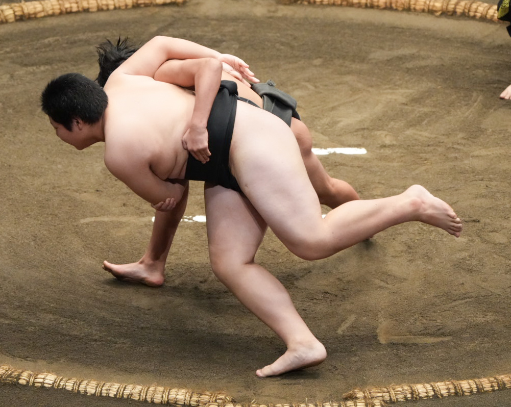 新道は一元（手前）を下手投げで破る（撮影・小沢裕）