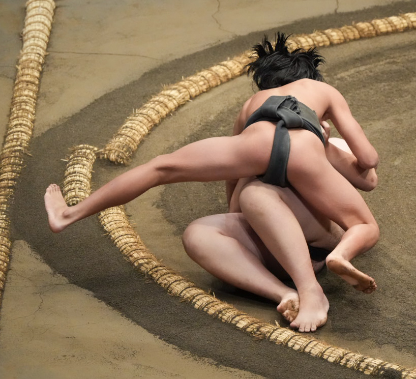 新道（手前）は一元を下手投げで破る（撮影・小沢裕）