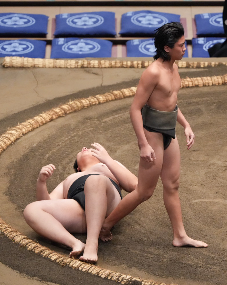 新道（右）は一元を下手投げで破る（撮影・小沢裕）