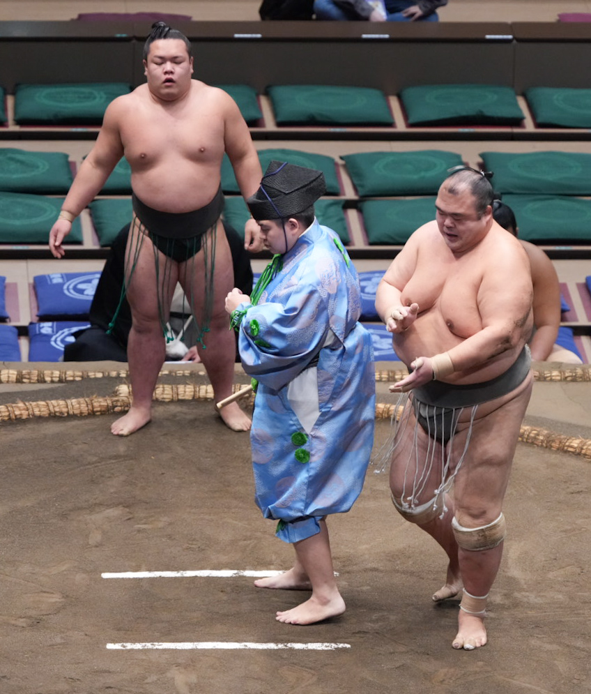 翔傑（右）は翠河富士に上手投げで敗れる（撮影・小沢裕）