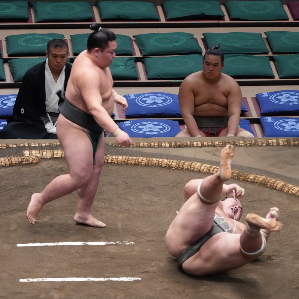 翔傑（右）は翠河富士に上手投げで敗れる（撮影・小沢裕）