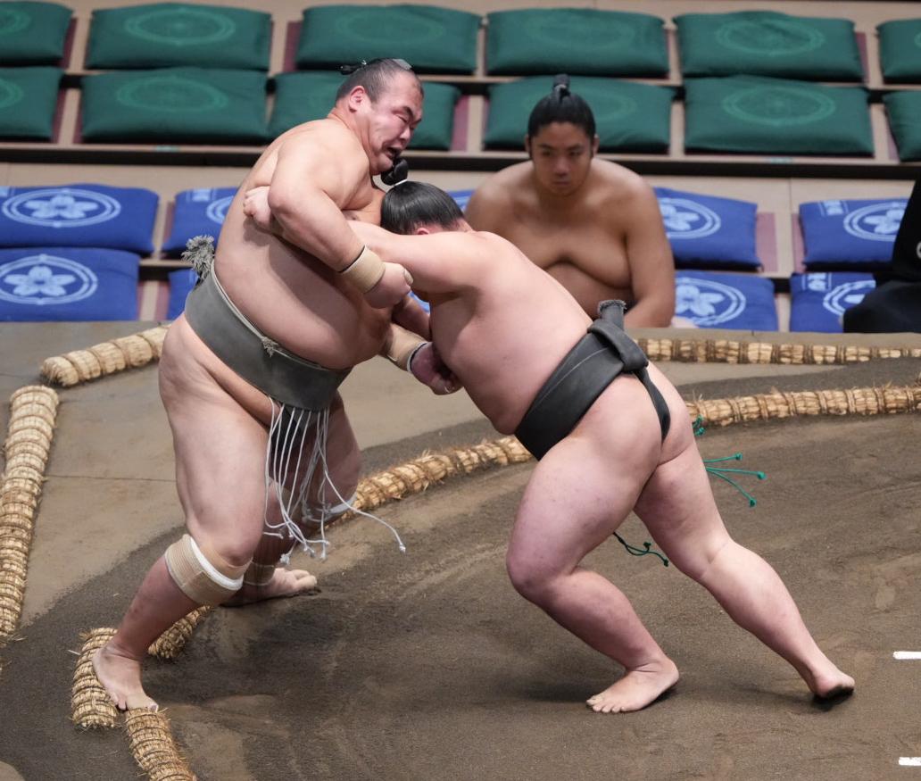 翔傑（左）は土俵際で翠河富士の攻めをこらえる（撮影・小沢裕）