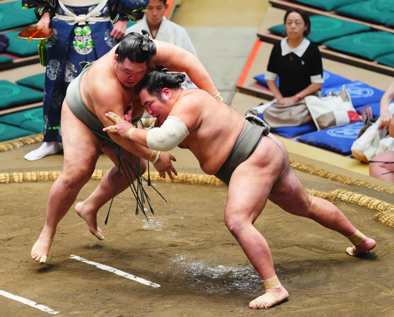 大喜翔（右）を突き落としで破る明生（撮影・垰建太）