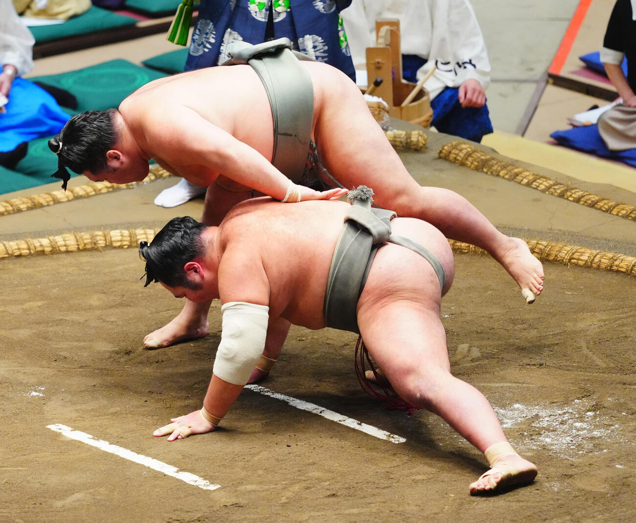 大喜翔（右）を突き落としで破る明生（撮影・垰建太）
