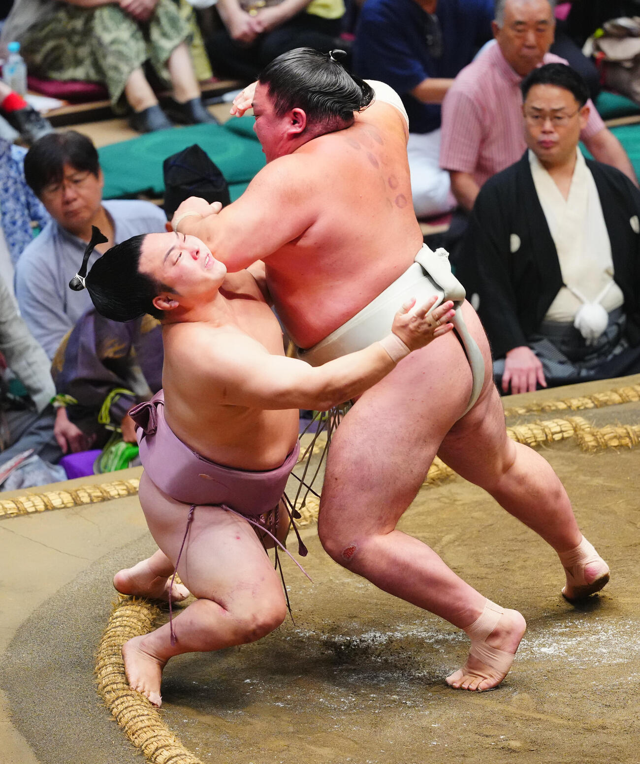 炎鵬（左）を攻める日翔志（撮影・垰建太）