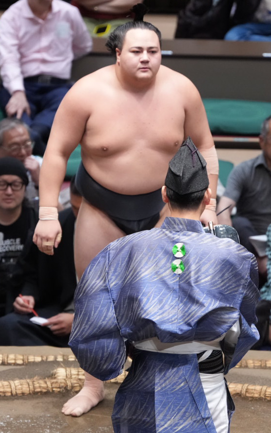勝ち名乗りを受ける丹治（撮影・小沢裕）