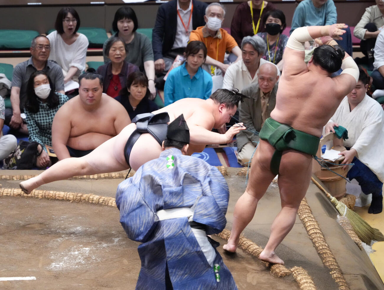 丹治（左）は東白龍を押し出しで破る（撮影・小沢裕）