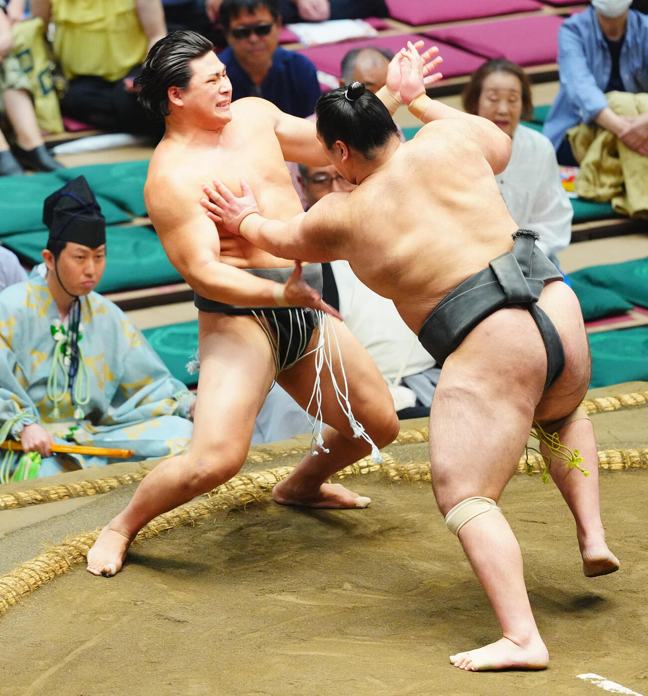 大辻（右）に突き出しで敗れる大森（撮影・垰建太）